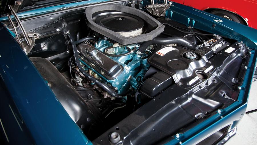 Моторный отсек Pontiac Tempest GTO Hardtop Coupe (24217) 1967 года  (фото 3 из 26)